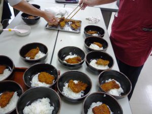 カツ丼盛り付け中