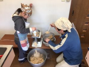 ミートチョッパーでゆでた大豆をつぶす